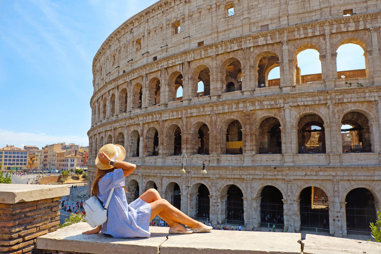Mujer haciéndose una bonita foto en el Coliseo