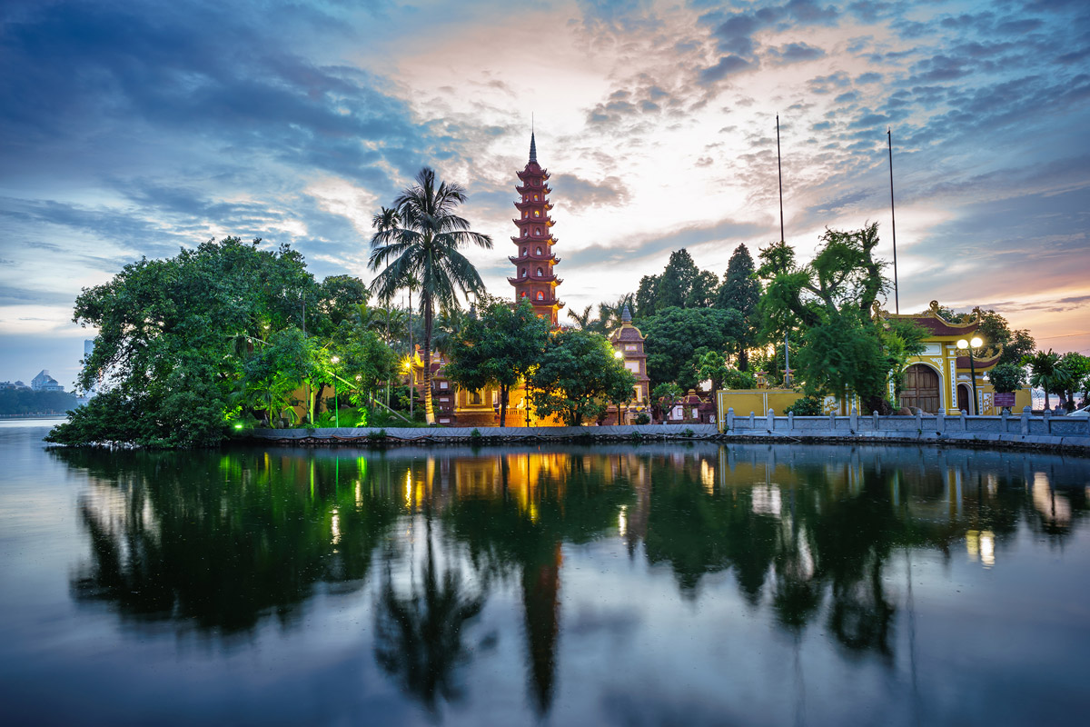 Pagoda iluminada más antigua de Hanoi situado en el lago oeste