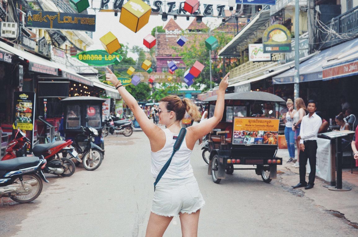 Chica posando en una calle céntrica de la ciudad de Hanoi