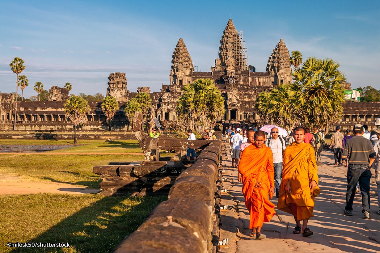 Sacerdotes y turistan saliendo de los Templos de Angkor en Camboya