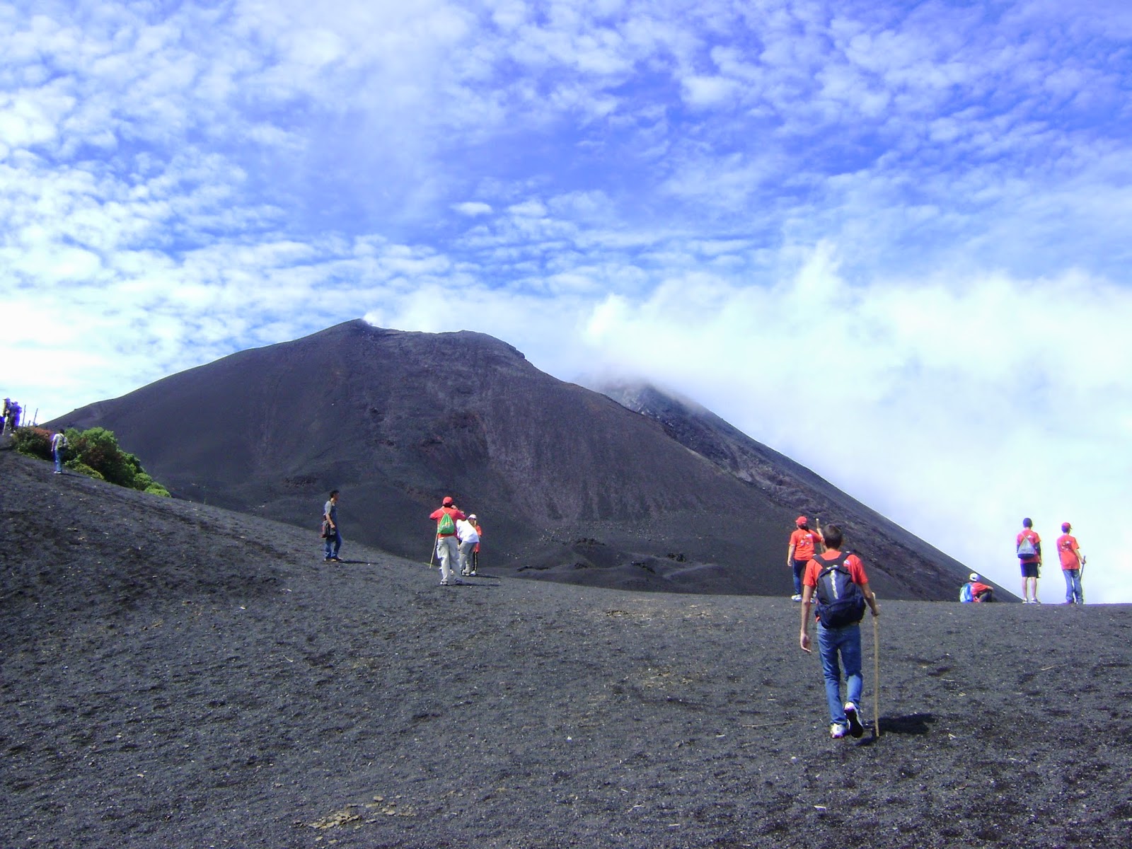 Ruta de senderismo a la cima del volcán