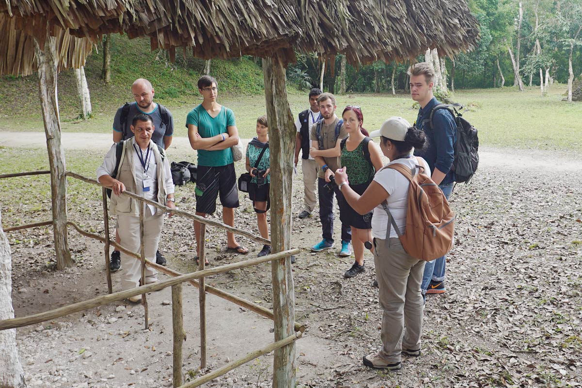 Guía explicando a un grupo como era la vida en la selva