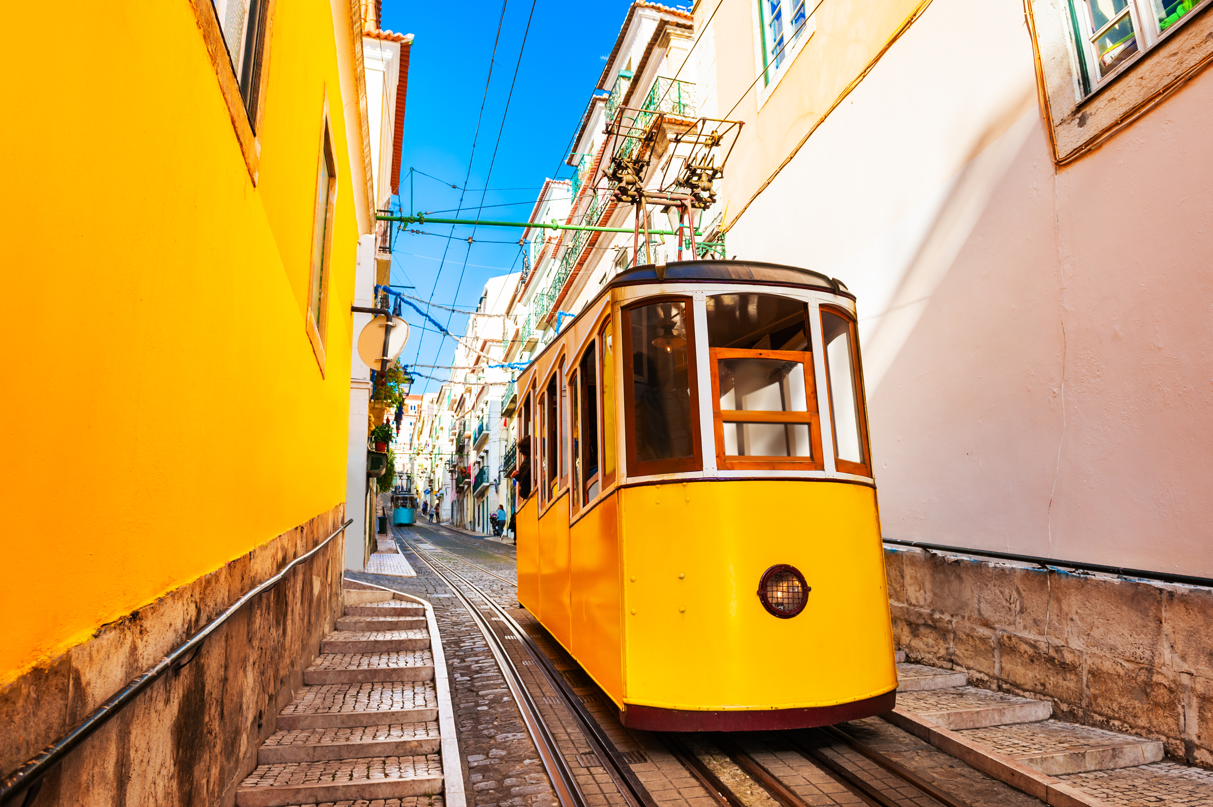 Funicular en Lisboa, famoso por el color amarillo y sus subidas