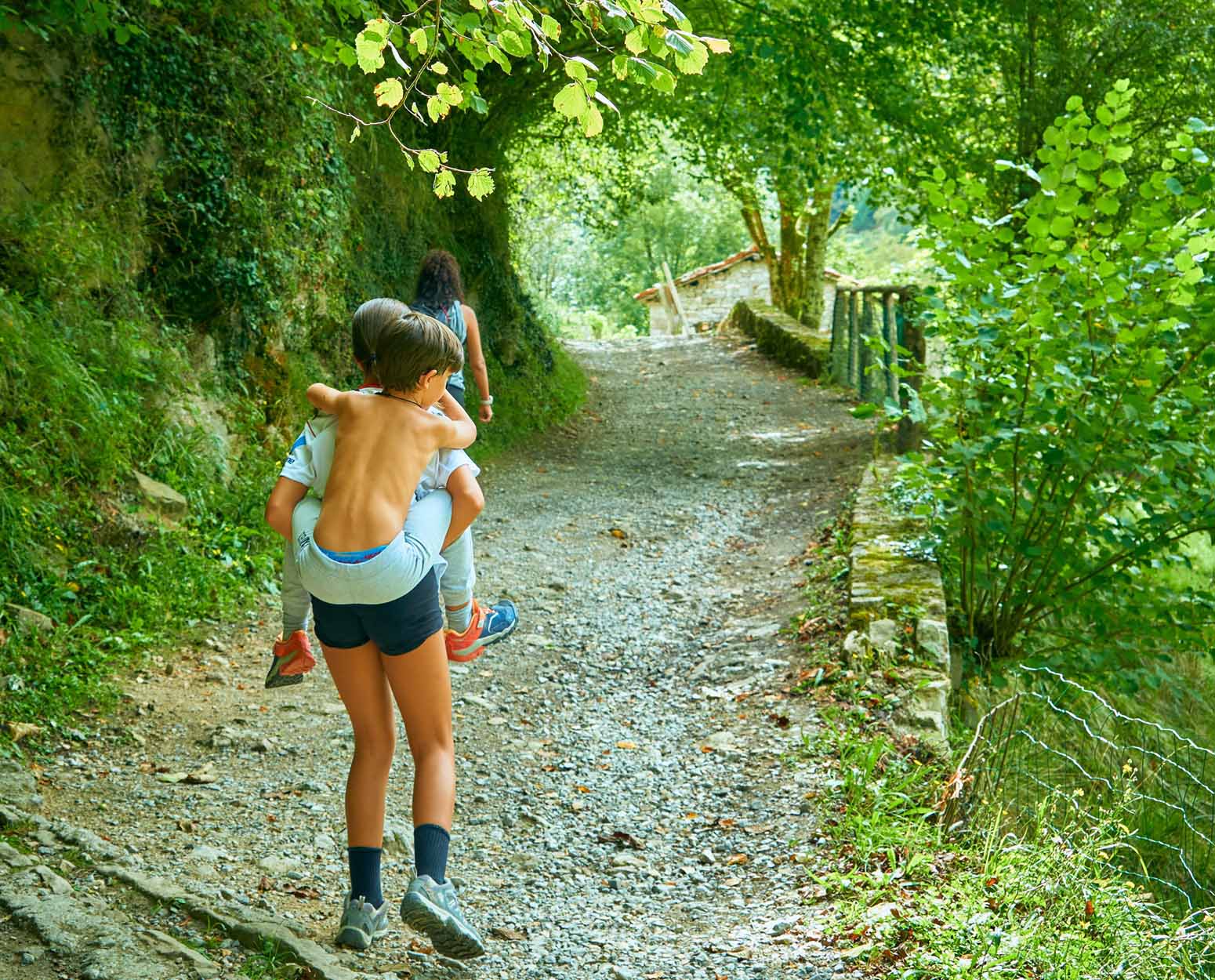 Niños haciendo camino hacia la playa fluvial