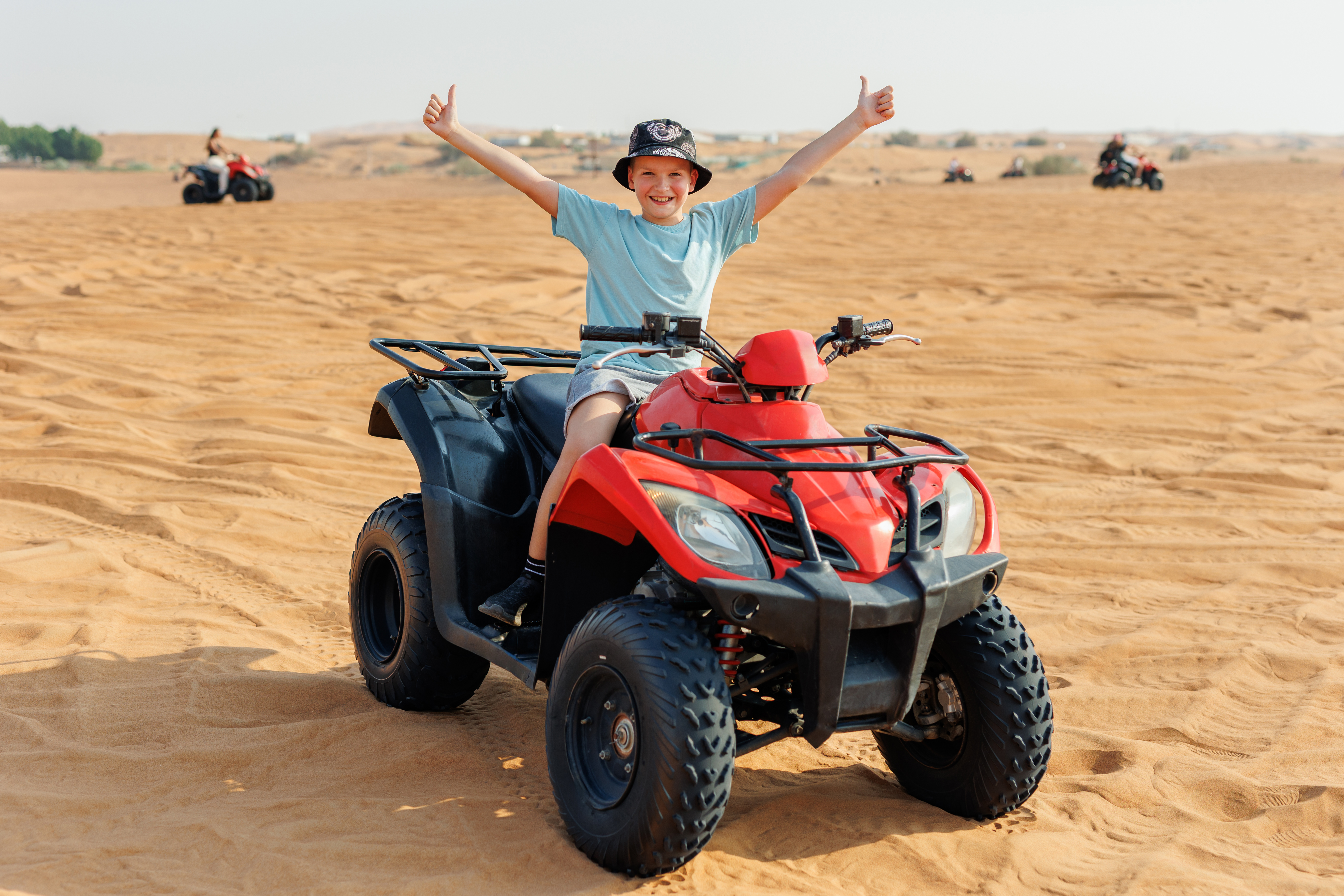 niño en quads desierto egipto