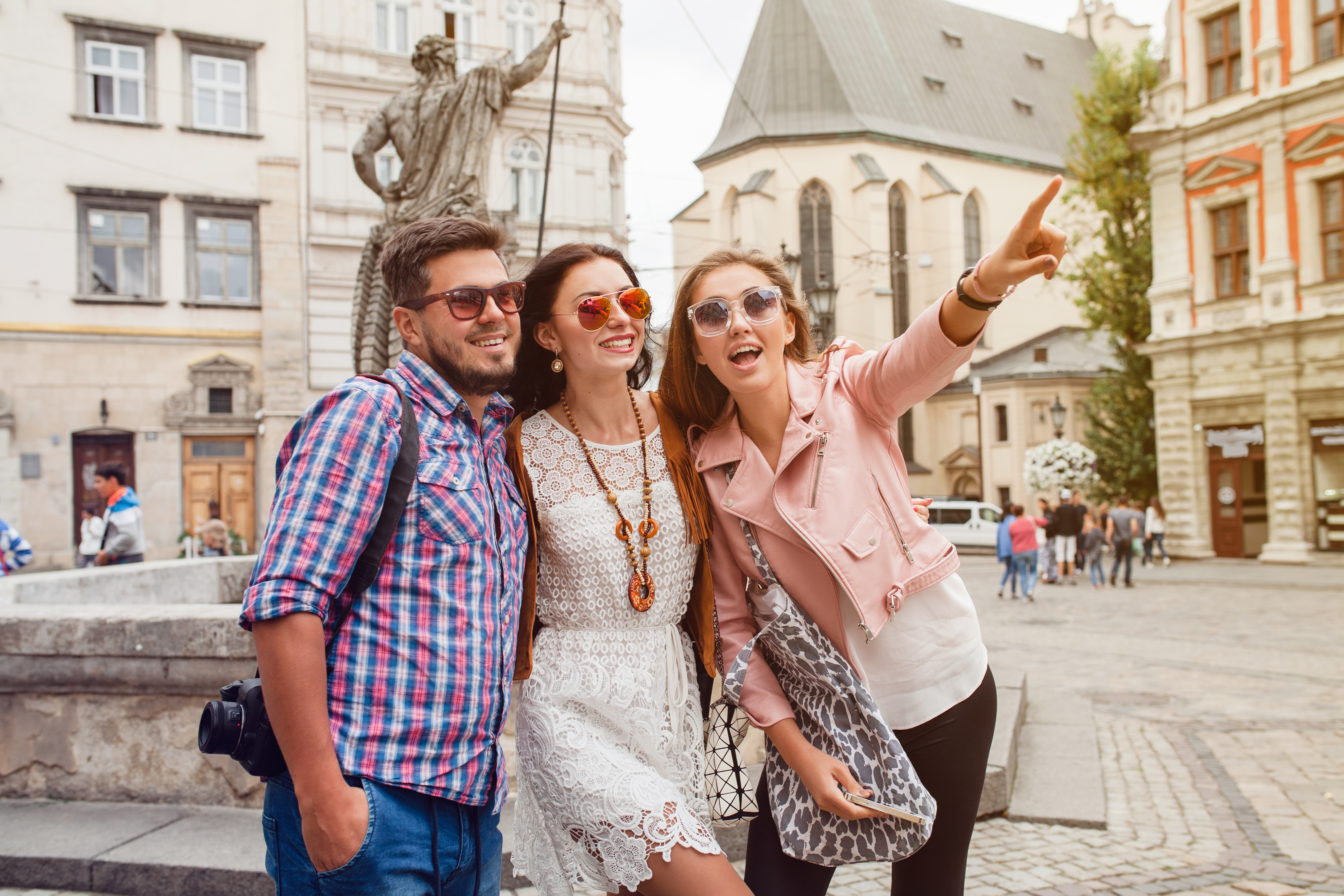 Amigos haciendo fotos en las calles de francia