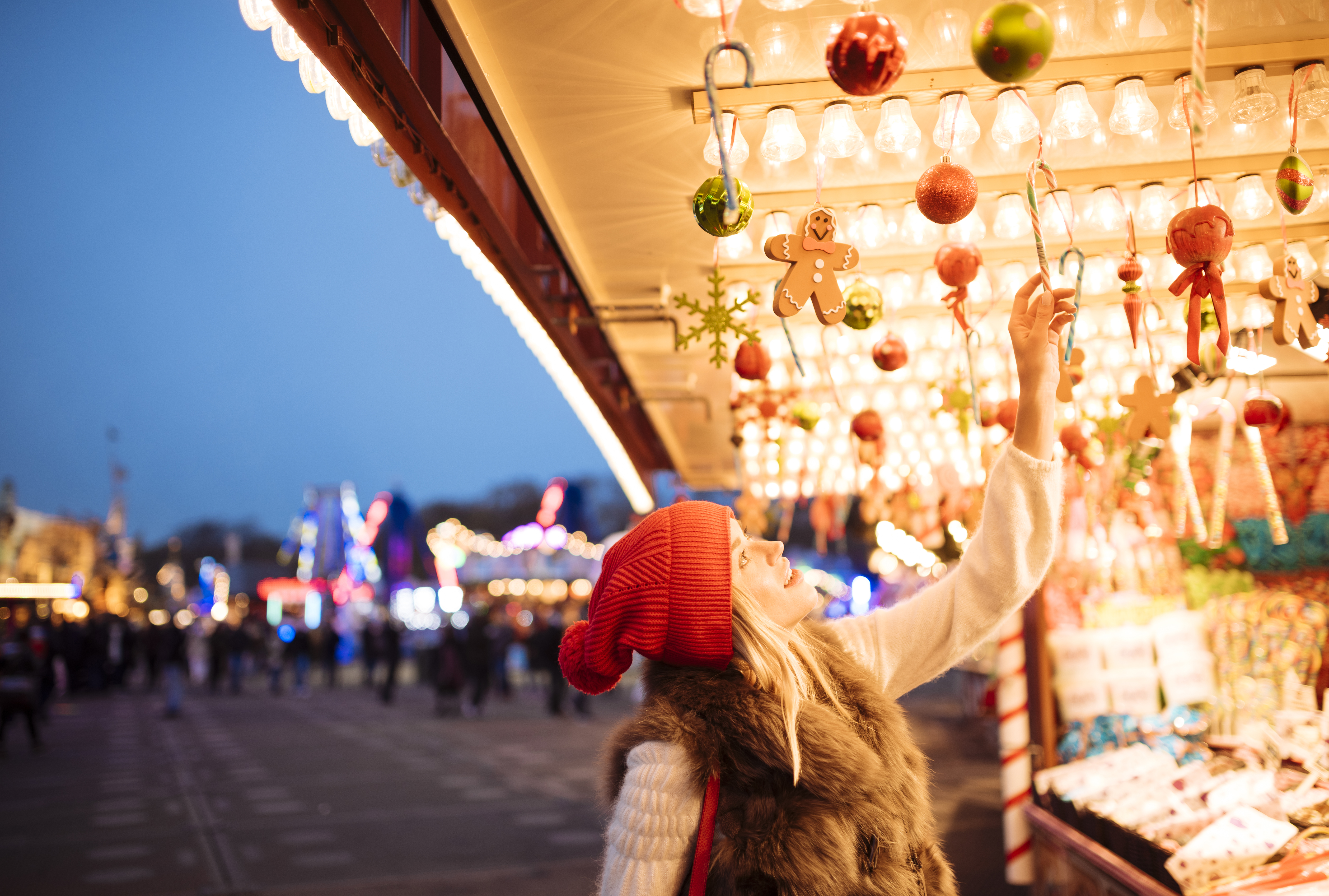 Chica comprando en Mercadillos navideños