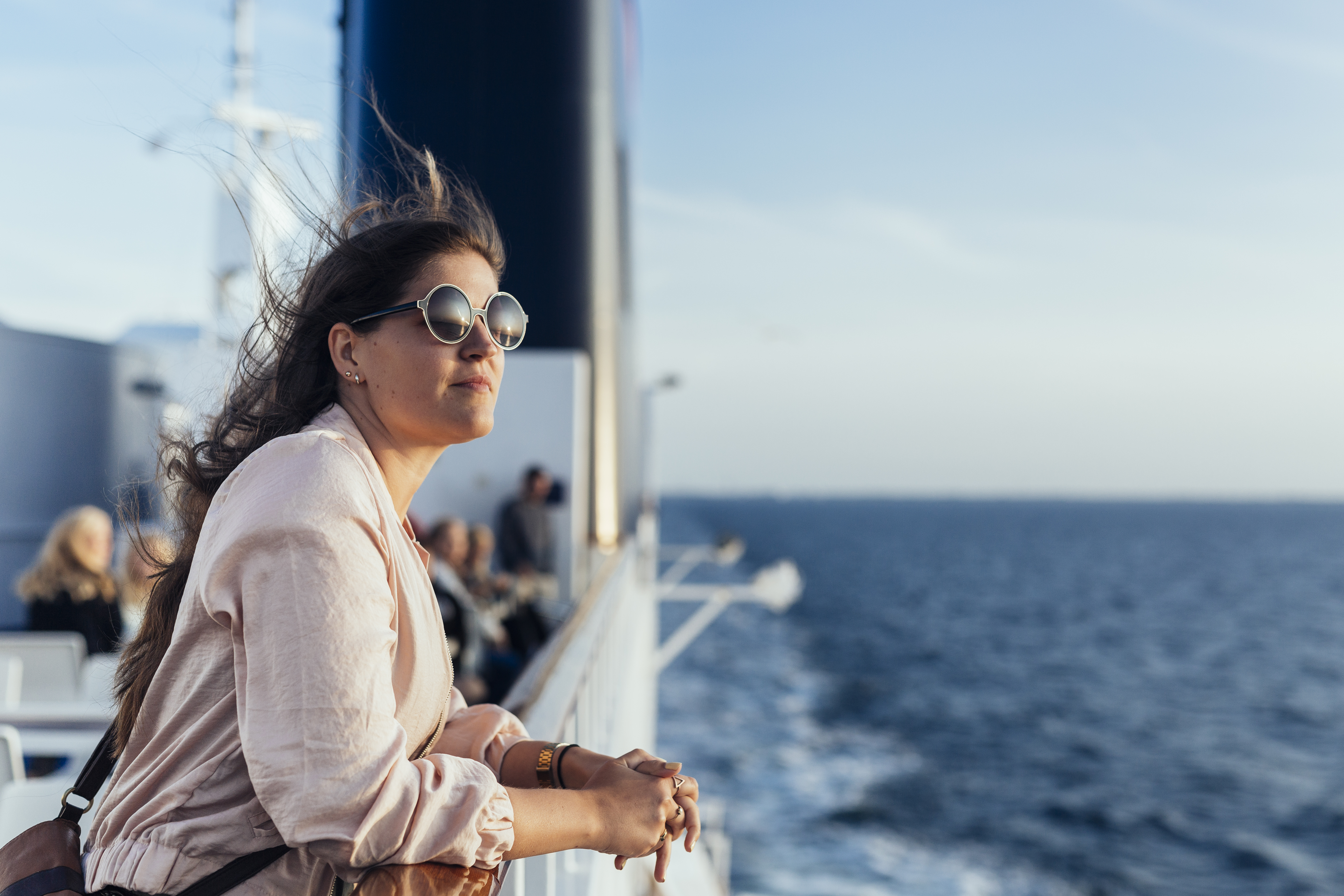 Chica single disfrutando del mar a bordo del crucero
