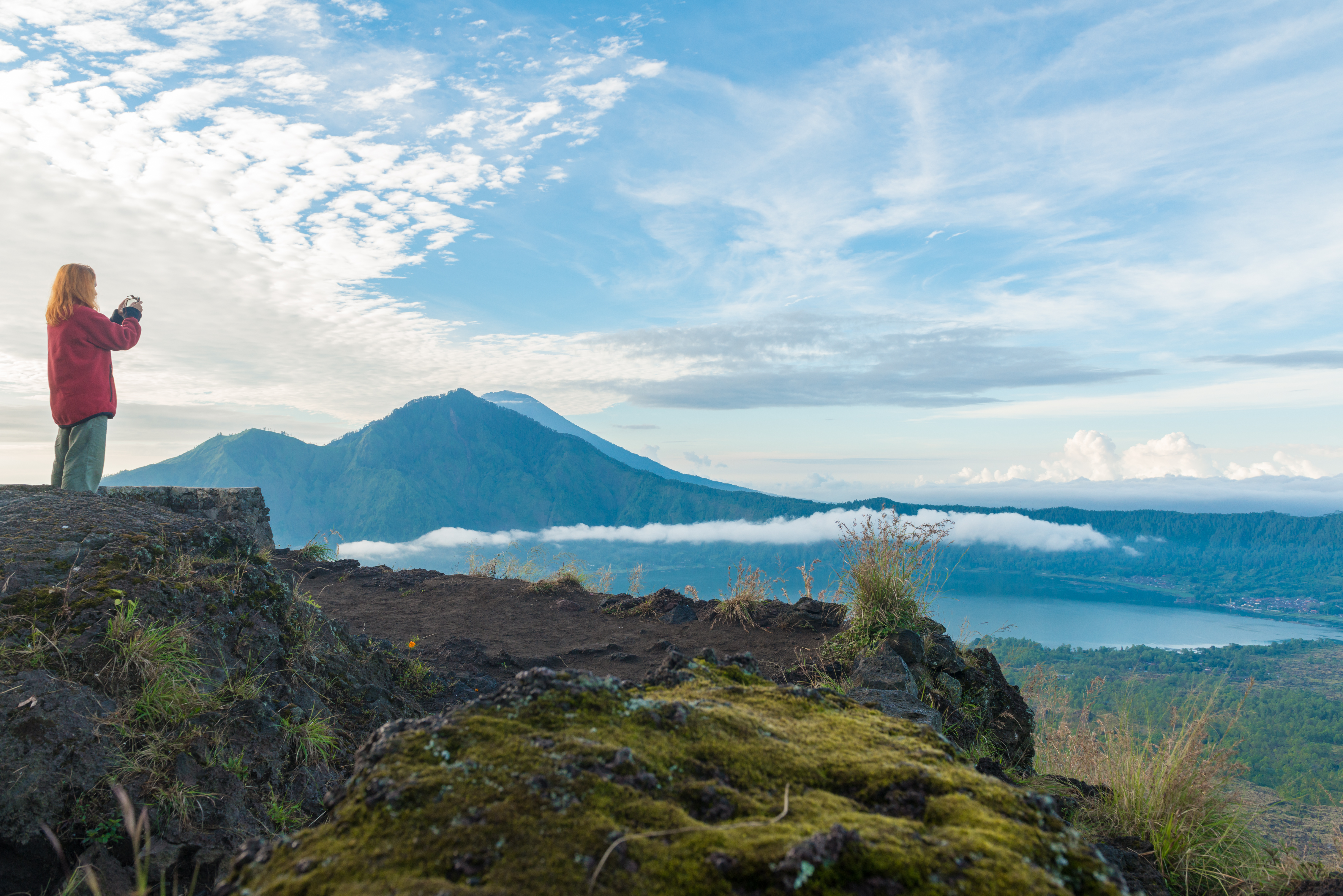 chica con paisaje volcan costa rica