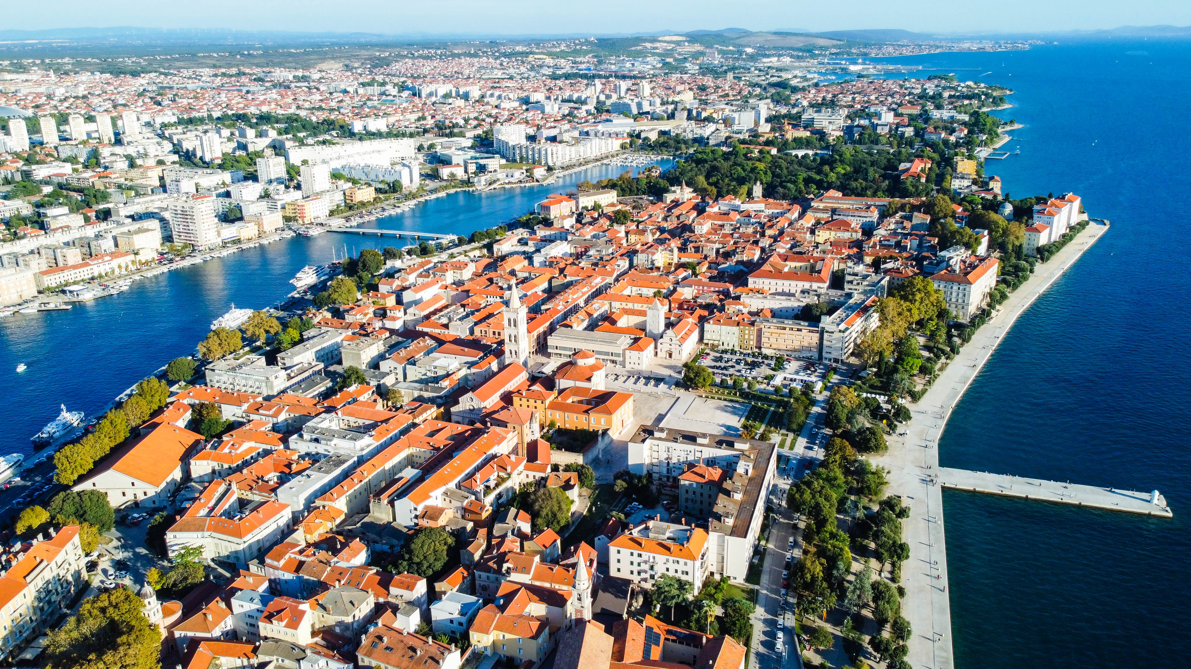 Vista aérea del casco antiguo de Zadar, en Croacia, situado sobre una península que se adentra en el mar Adriático.