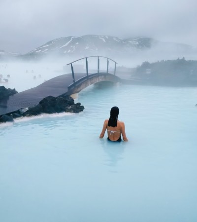 Chica en aguas termales con nieve