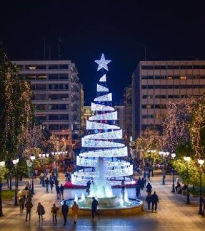 Atenas en Navidad con un árbol de navidad
