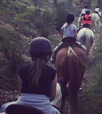 niños a caballo