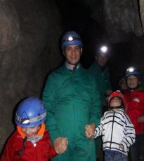 Padre con niños en Cueva